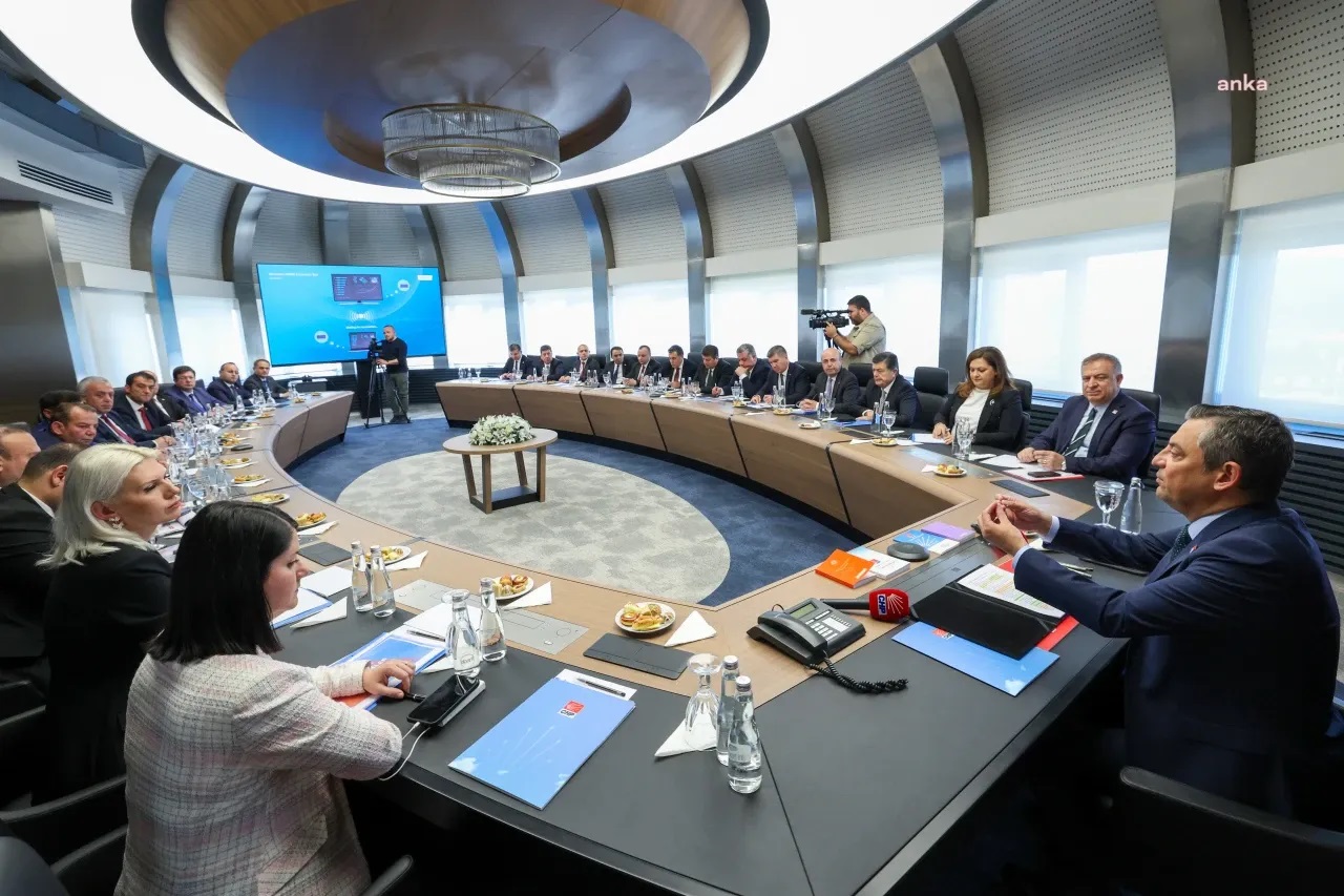 CHP Genel Başkanı Özgür Özel, 21 İlin Belediye Başkanlarını Parti Genel Merkezinde Topladı