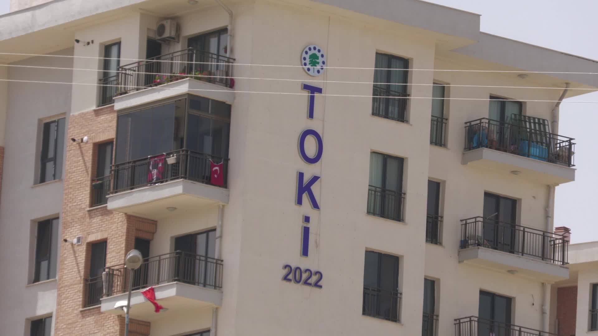 İzmir Depremzedeleri Evlerine Kavuşamamanın İsyanında İzmir Depremzedeleri Evlerine Kavuşamamanın İsyanında